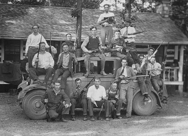 Американские гангстеры 1920 - 30 г.г. Примерно с такими парнями приходилось плотно работать Эндрю Хиггинсу. Фото из открытых источников.