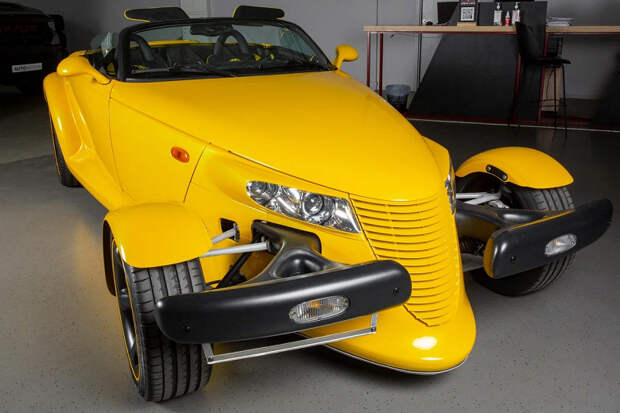 В России выставили на продажу редкий и необычный спорткар Chrysler Prowler в стилистике болидов IndyCar