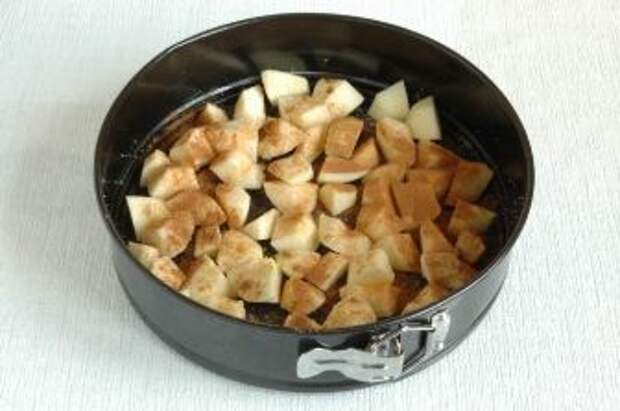 Ингредиенты шарлотки с яблоками и корицей яблоки