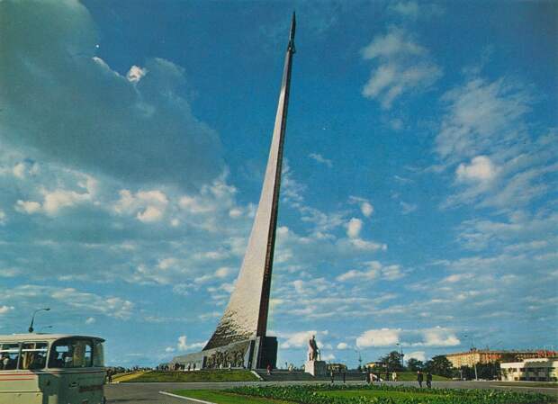 Памятники полету в космос.