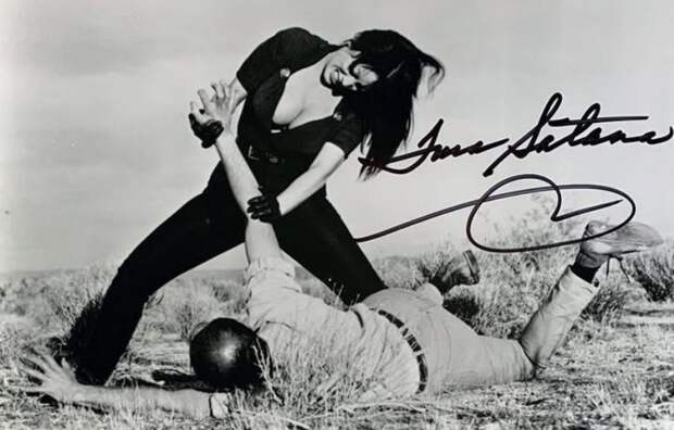 Тура Сатана — девушка, которая отказала Элвису и сама била мужчин в кино