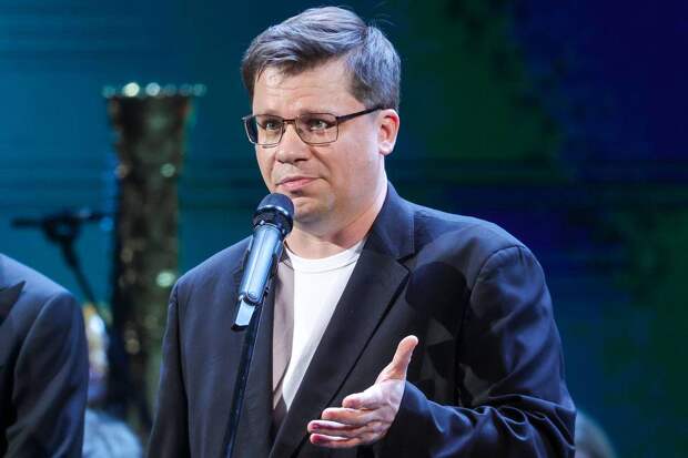 Харламов поругался с популярным комиком на шоу и ушел из студии