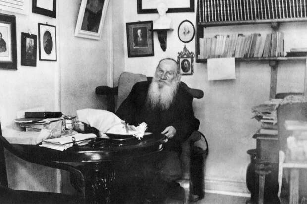 Лев Толстой в своём кабинете