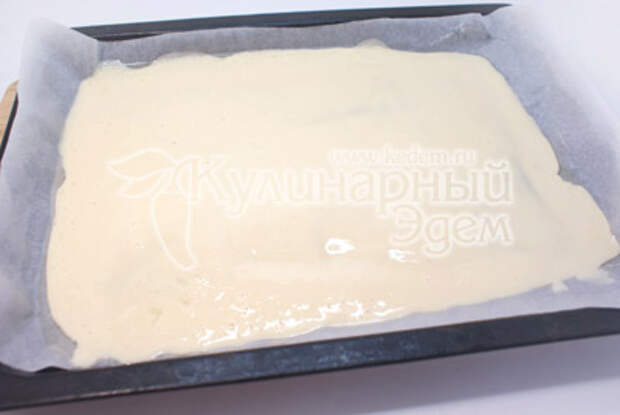 Вылить тесто на противень с пергаментом. - Тортик «Вкус любви». Фото приготовление торта с клубникой и маскарпоне.