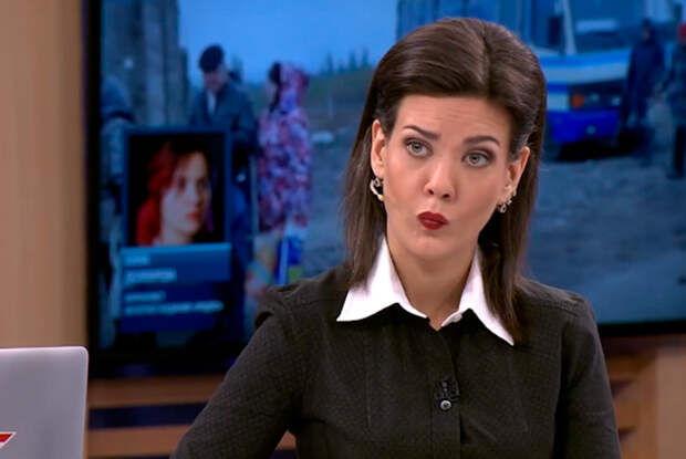 Ведущая канала «Звезда» внимательно слушает гостей эфира