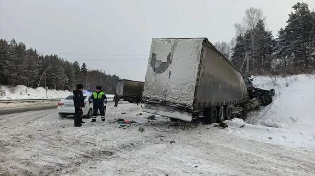 На Пермском тракте два грузовика вылетели с трассы