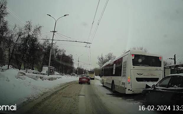 На улице Халтурина в Рязани столкнулись легковушка и автобус
