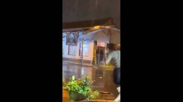 Остров Бали затопило — туристы делятся видео с плавающими по улицам питонами. Дожди шли без перерыва три дня. https://t.me/webmoney_dn/315052Vid...