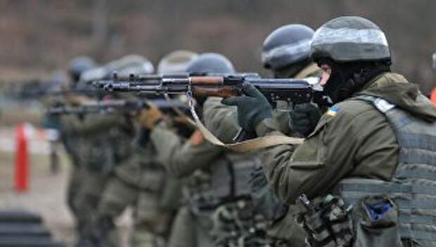 Украинские военнослужащие во время учений