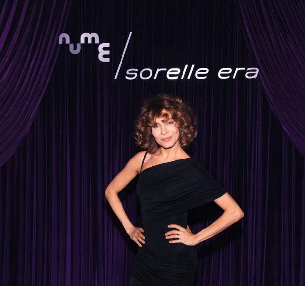 Актриса Елена Подкаминская снялась в облегающем мини-платье