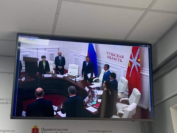 Дюмин покинул оперативное совещание с членами правительства, его кресло занял Дмитрий Миляев