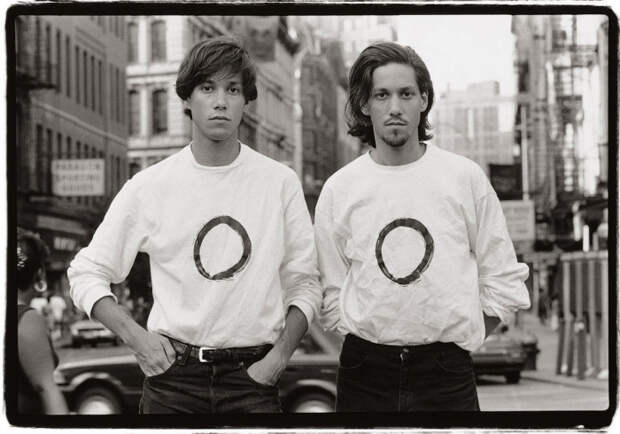 Близнецы в футболках с нулями, Нью-Йорк, 1988 год. Автор: Amy Arbus.