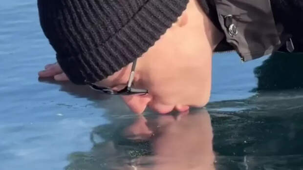 Shot: рыбак из Иркутска продает за ₽50 тыс. кусок льда, который облизал Shaman