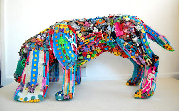 Скульптуры собаки из пластмассовых деталей