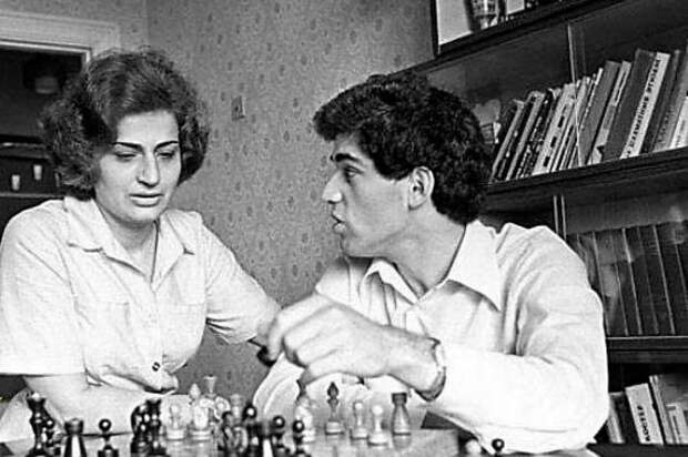 Его сила - шахматы, а слабость - женщины: Гарри Каспаров и острый, не тающий ум, а также железная рука Клары Шагеновны