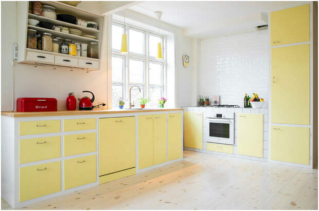 Элегантный кухонный гарнитур светло-жёлтого цвета