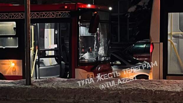 Два автобуса столкнулись на улице Болдина в Туле