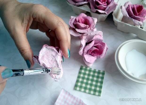 Изнаночную сторону лепестков оклеиваем розовой тканью