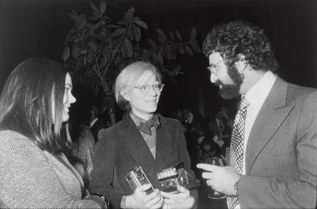 Знаменитый художник Энди Уорхол на юбилее Нормана Мейлера в 1973 году.