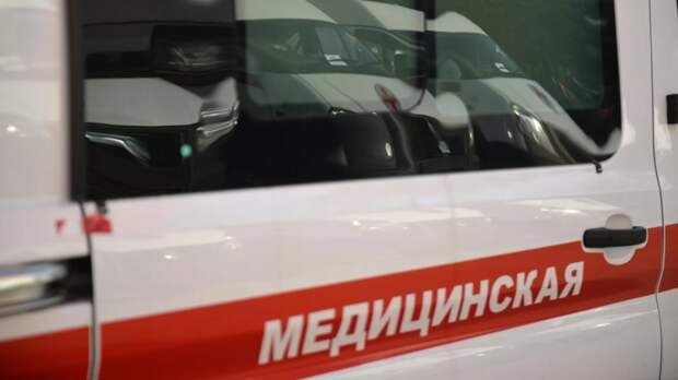 Двое мужчин госпитализированы после падения машины в Обводный канал в Петербурге