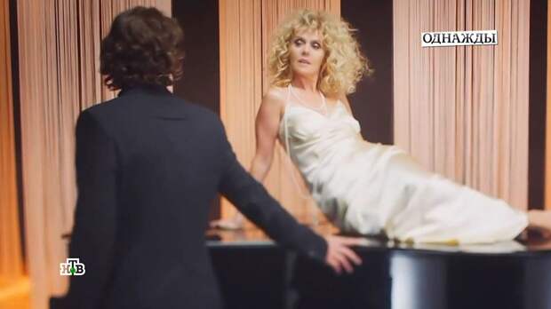 Два человека пострадали, пока Валерия сексуально извивалась на рояле