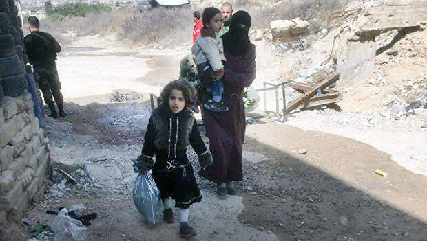 Беженцы на пропускнам пункте Мухайям Аль-Вафедин в востачной Гуте. Архивное фото