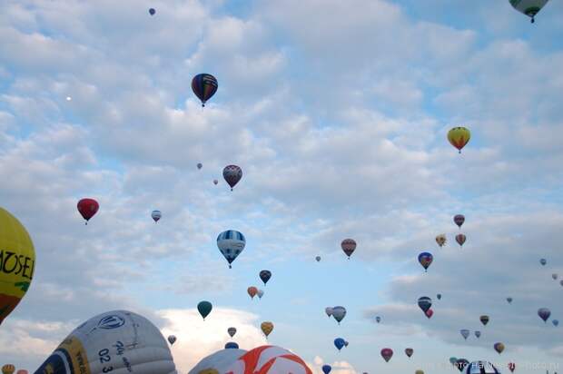 Воздушные шары в небе Франции: 343 шара одновременно! | NewsInPhoto.ru Новости и репортажи в фотографиях (12)