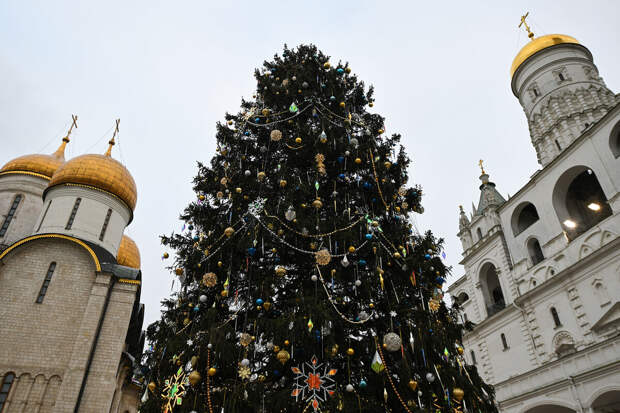 Главную новогоднюю елку России украсили в Кремле