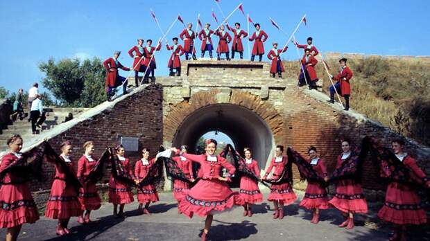 Ансамбль песни и пляски донских казаков выступит в 40 городах России