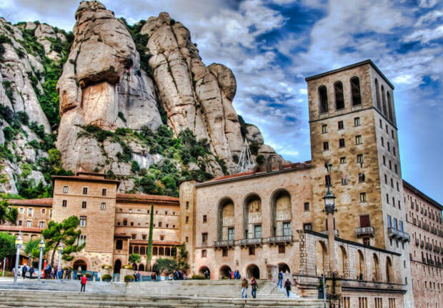 Красота и величие каталонского монастыря на горе Монсеррат. | Фото: luggageandlipstick.com.