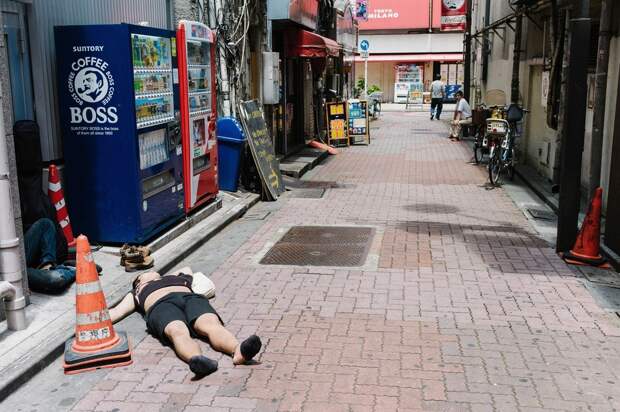 Пьяные японцы на городских улицах