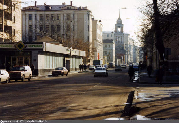 Магазин "Берёзка" на Пятницкой улице, 1997. Фото  И. Николаева, с сайта www.pastvu.com.