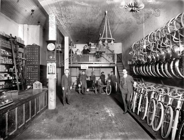 В торговом зале магазина по продаже велосипедов и мотоциклов (Вашингтон, 1919 год) авто, мото, мотоцикл, мотоциклы, олдтаймер, ретро техника, ретро фото, фото