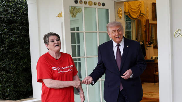 Курьер DoorDash на пресс-конференции с Трампом пошутила о налогах на чаевые