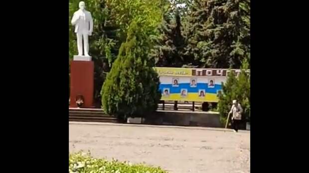 Сельчане на Ставрополье пожаловались на доску почета «цвета украинского флага»