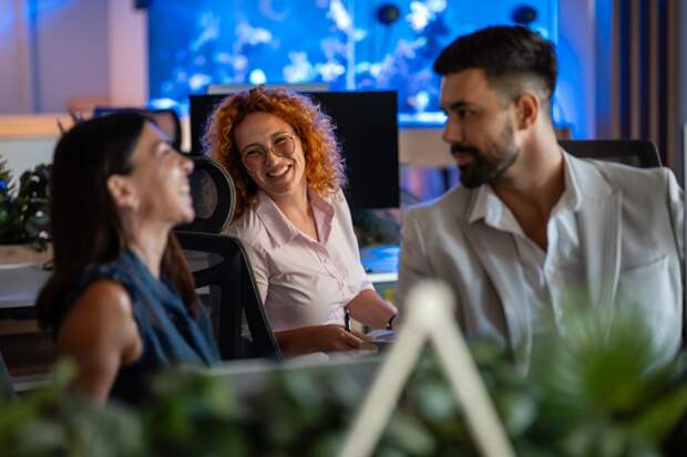 Россиян предупредили о риске лишиться работы за громкий смех