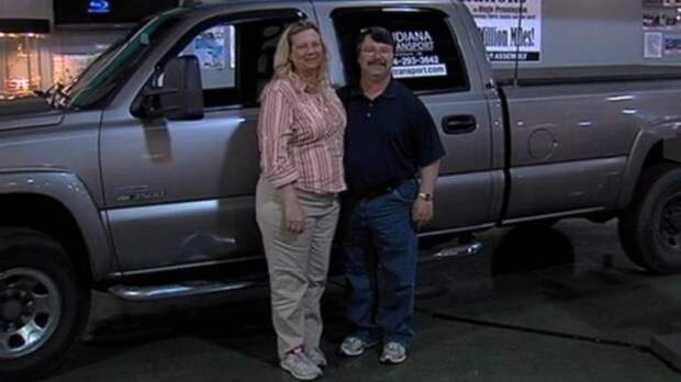 Хью Пеннингтон, его жена и Chevrolet Silverado 3500HD 2006 года.