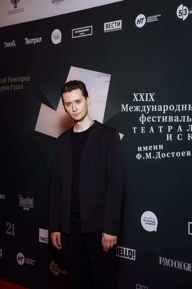 На подмостках: Юлия Хлынина, Олеся Судзиловская и Михаил Пореченков