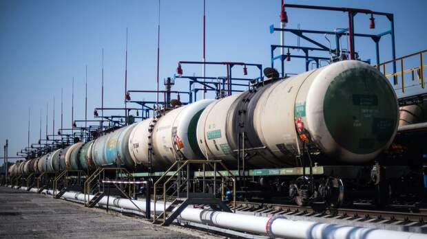 Цистерны на нефтебазе на территории Новороссийского морского торгового порта Цистерны на нефтебазе на территории Новороссийского морского торгового порта - РИА Новости, 1920, 15.02.2022