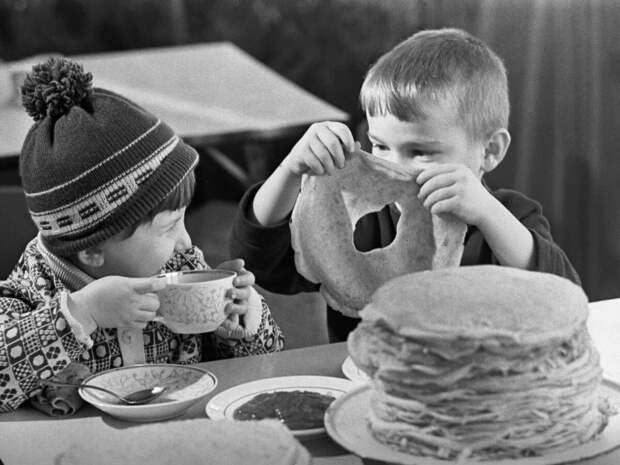 Веселый обед с блинами, 1975 год. Автор снимка: Эдгар Брюханенко/ТАСС