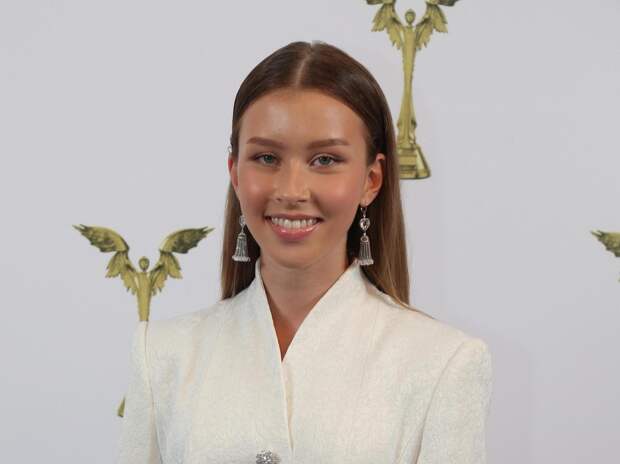 15-летняя Анна Пересильд подтвердила разрыв с коллегой по «Слову пацана» Ярославом Могильниковым