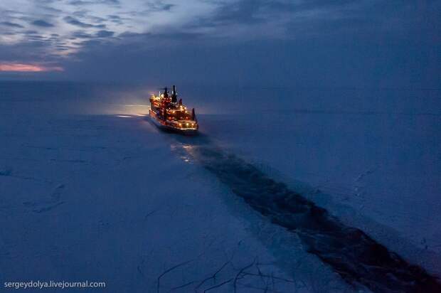 northpole23 Уникальные фотографии ледокола с воздуха на Полюсе в условиях полярной ночи
