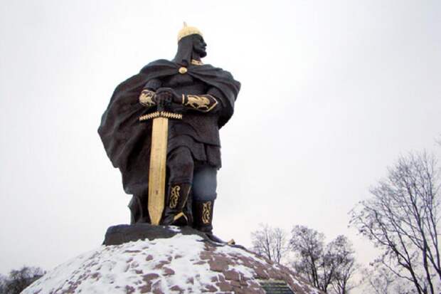 Памятник князю Малу в центральном парке Коростеня