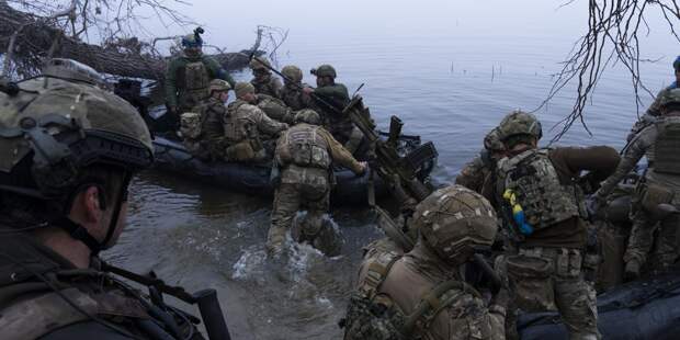 Украинские военнослужащие садятся в лодку на берегу Днепра близ Херсона, Украина Украинские военнослужащие садятся в лодку на берегу Днепра близ Херсона, Украина - ИноСМИ, 1920, 09.02.2025