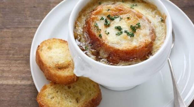 Мировая классика: французский луковый суп с гренками