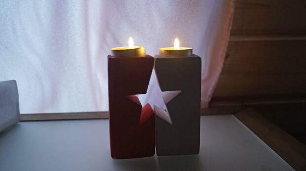 Подсвечники из брусков.