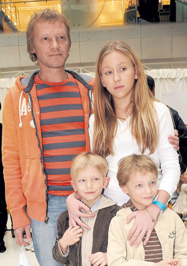 Родить — не главное. Кто из знаменитостей воспитывает усыновленных детей