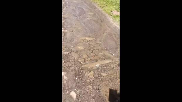 В Торезе на Мельничной, прямо напротив дома 14, прорвало водопровод