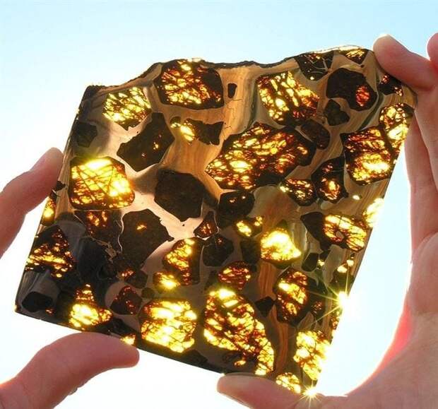 Палласит, или железно-каменный метеорит, наполовину состоящий из хризолита. Найден у города Фукан в Китае в 2000 году загадки, интересно, неизведанное, познавательно, тайны