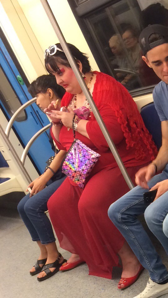 Выбирает, кого бы съесть сегодня. Жрица любви метро, мода в метро, подземка, смешно, фото, фрики